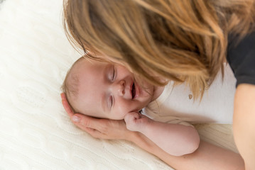 Obraz na płótnie Canvas Smiling newborn baby and mother