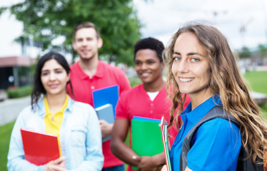 Gruppe Studenten aus Europa, Afrika, Amerika und Nahost