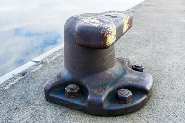 Poller an der Kaikante