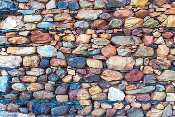 Muro de piedra con cantos y lajas
