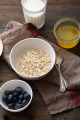oat flakes with berry and honey