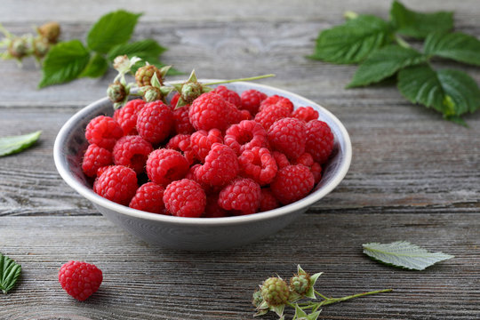 fresh  organic raspberry in bowl