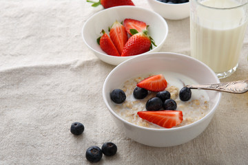 Oat flakes with milk and berries