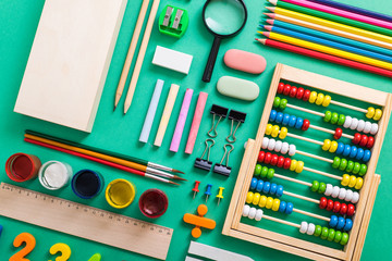 Naklejka premium elementary school supplies on green board