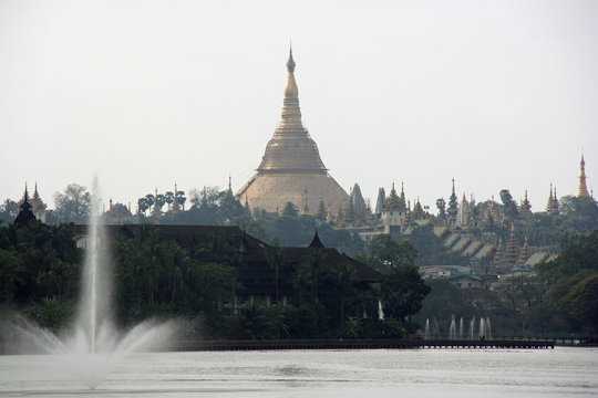 Birmanie, pagode de Shwedagon au crépuscule à Rangoon