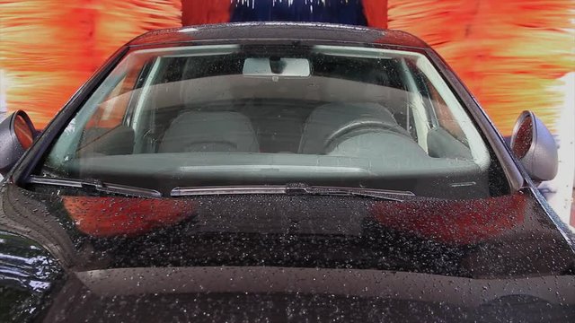 Rodillos girando en el proceso de lavar y abrillantar el coche