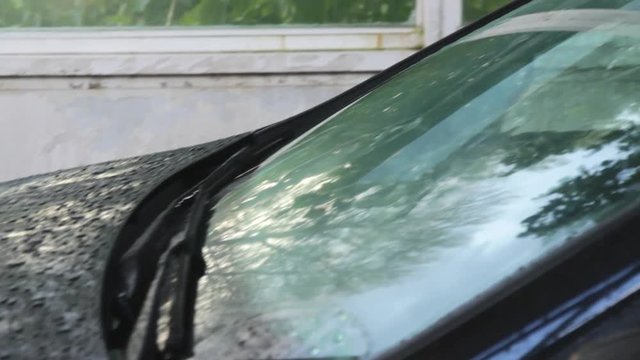 T&uacute;nel de Lavado de Coches Autom&aacute;tico - 
Proceso de secado final del techo del coche en  t&uacute;nel de lavado autom&aacute;tico de coches