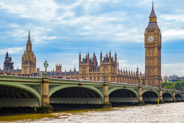 Fototapeta na wymiar LONDON - JUNE 29, 2014 : Visitors are walking on the westminster bridge taking their trevel moment for the Big Ben, the famous landmark in London.