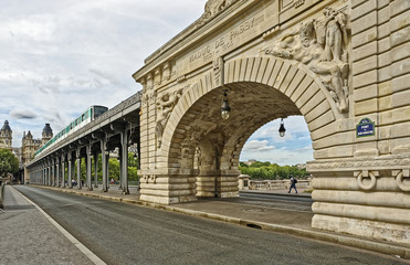 Fototapeta na wymiar Pont de Bir-Hakeim