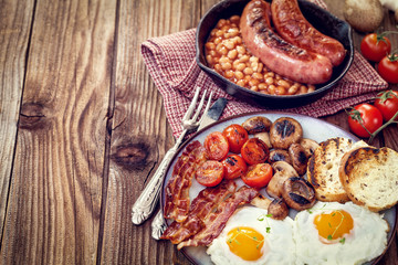English breakfast with eggs, tomatoes, mushrooms, bacon and beans 