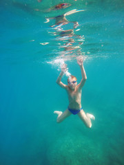 Obraz na płótnie Canvas man dives into the sea