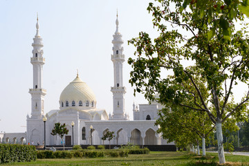 Obraz premium Bolgar city, Tatarstan, Russia - July 26, 2016: White mosque