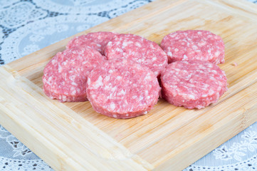 Hamburger e wustel crudi in primo piano, cerne cruda, carne da cuocere, carne da grigliare, carne griglia