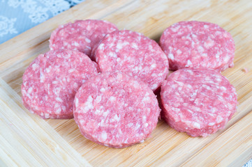 Hamburger e wustel crudi in primo piano, cerne cruda, carne da cuocere, carne da grigliare, carne griglia