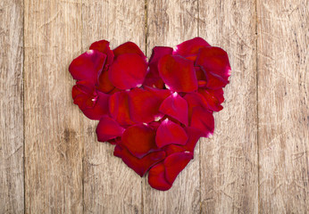 Fototapeta premium Heart made of red petals