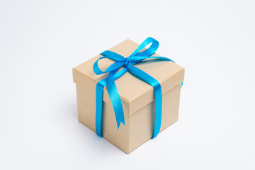 Obraz premium 青いリボンのプレゼント箱（斜め）