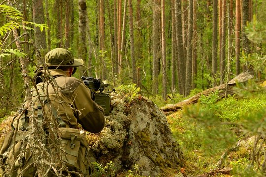 Боец целится из пулемета