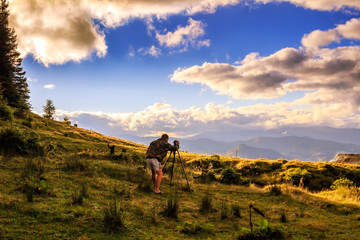 Obraz premium Photographer taking photo of mountain landscape, Carpathian, Ukraine