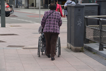 empujando una silla de ruedas