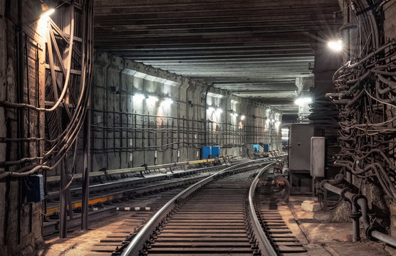 Connection of railway tracks in underground tunnel of the subway
