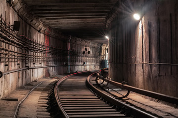 Fototapeta na wymiar Turn in the subway tunnel
