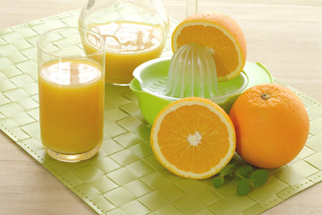オレンジとオレンジジュース　木目背景
