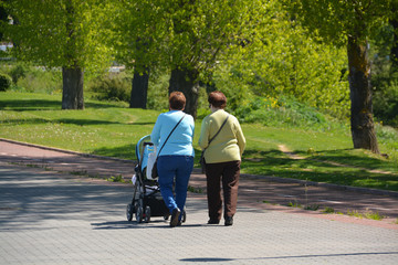 abuela paseando a su nieto