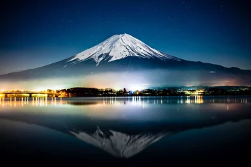 Foto auf Acrylglas Fuji Der Berg Fuji spiegelte sich nachts am Kawaguichiko-See wider
