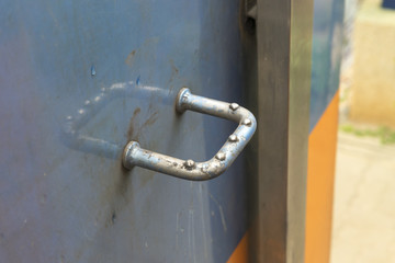 Shiny u shape stainless step with anti-slip node or knob for ser