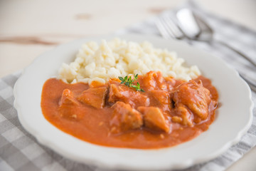 Gulasch mit Nockerl