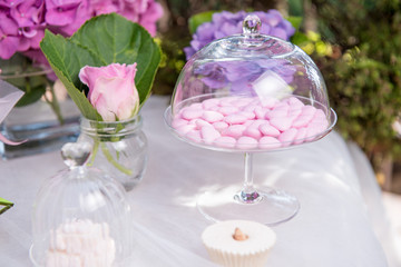 Decorazioni battesimo con palloncino, alzatine, fiocchi, dolci, fiori e tulle  