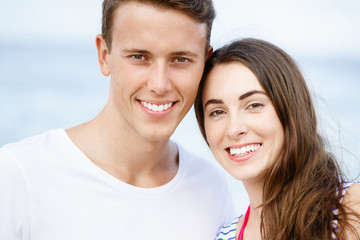 Fototapeta premium Romantic young couple on the beach
