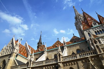 Toiture, croix et clochers de l'&eacute;glise Mathias &agrave; Budapest