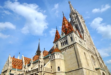 Fototapeta premium Toiture, croix et clochers de l'église Mathias à Budapest