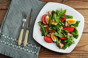 tuna salad - tuna, spinach, egg, tomatoes, mustard