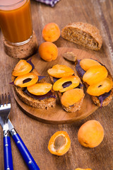 sandwich with apricot
