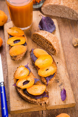 sandwich with apricot