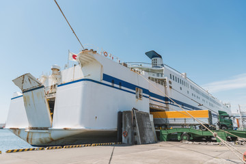 フェリーボートから下船するトラック