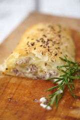 Strudel salato con salsiccia e mozzarella