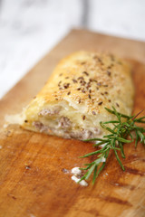 Strudel salato con salsiccia e mozzarella