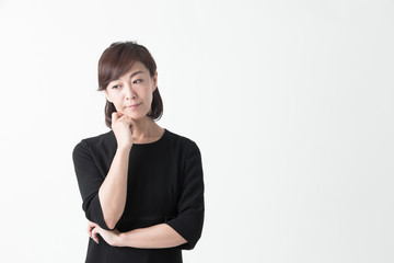 礼服のミドル女性・白バック