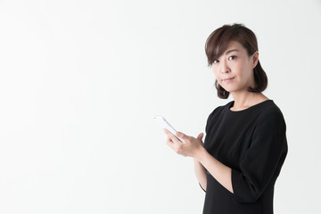 Naklejka premium 礼服のミドル女性・白バック