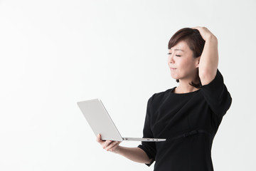 礼服のミドル女性・白バック