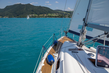 Fototapeta premium Żeglowanie po Attersee w Austrii