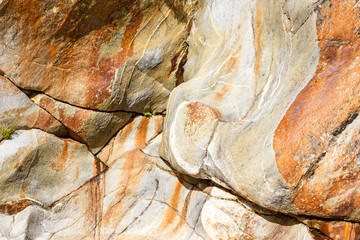 Formas y colores en la roca al paso del Río Truchillas. La Cabrera, León.