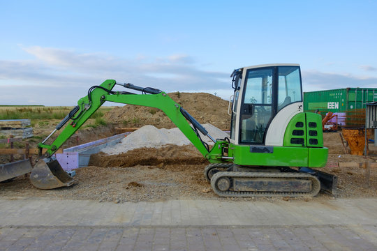gr&uuml;ner Bagger Neubaugebiet