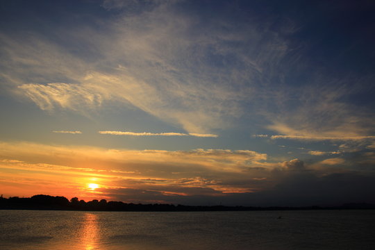 谷中湖から望む日の入り ( Sunset seen from Lake Yanaka ) / 渡良瀬遊水地の谷中湖から見た日の入りを撮影しました。