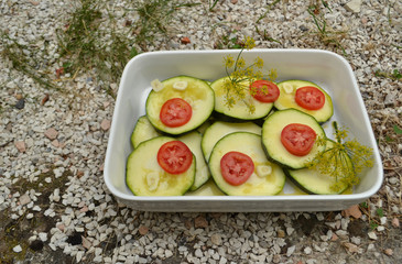 Zucchini mit Tomaten und Fenchelblüten