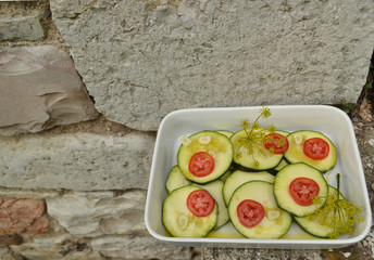 Zucchini und Tomaten in Auflaufform