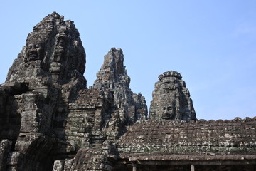 Fototapeta na wymiar Gesichtertürme im Bayon von Angkor Thom im Sonnenschein